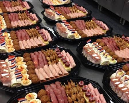 Hapjesschotels en partypannen