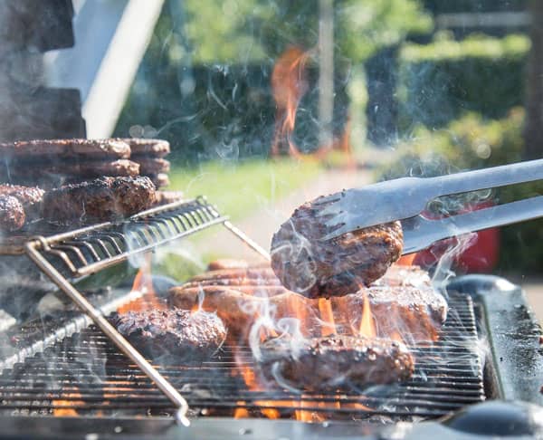 Burgers draaien op de barbecue