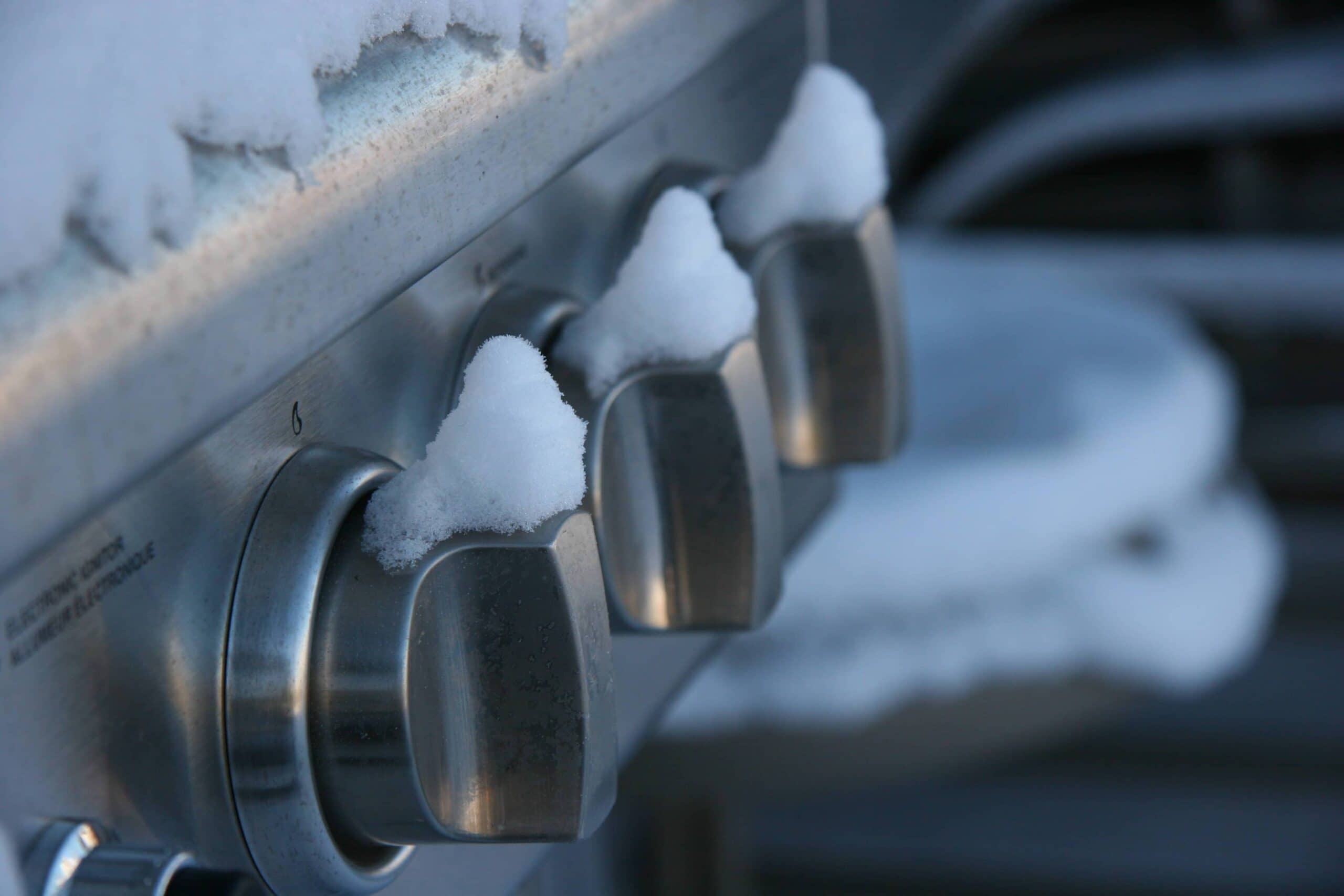 Barbecuekoppen bedekt met sneeuw