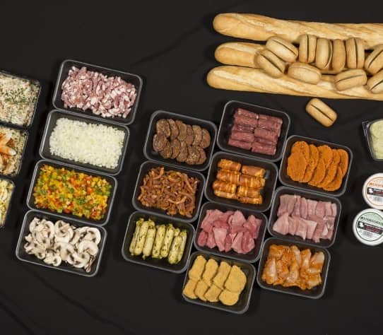 gourmet pakket met vlees, salade, sausjes en stokbrood