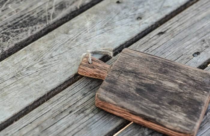 snijplank op houten tafel