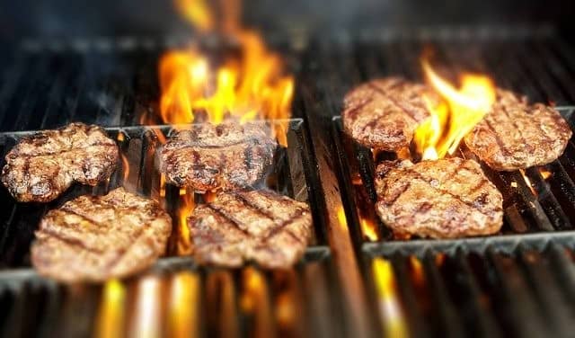 hamburger op de barbecue