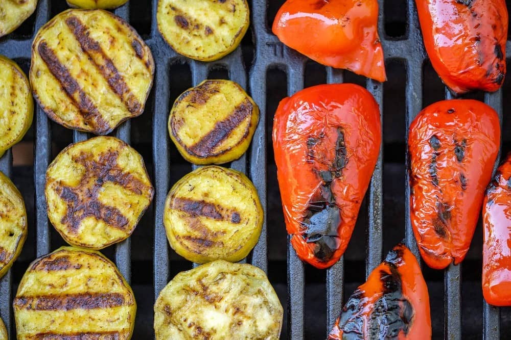 aubergine en paprika op bbq grillen