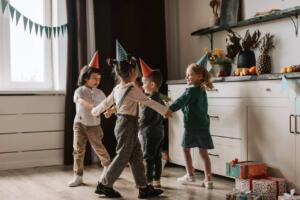 kinderen spelen kinderfeestje