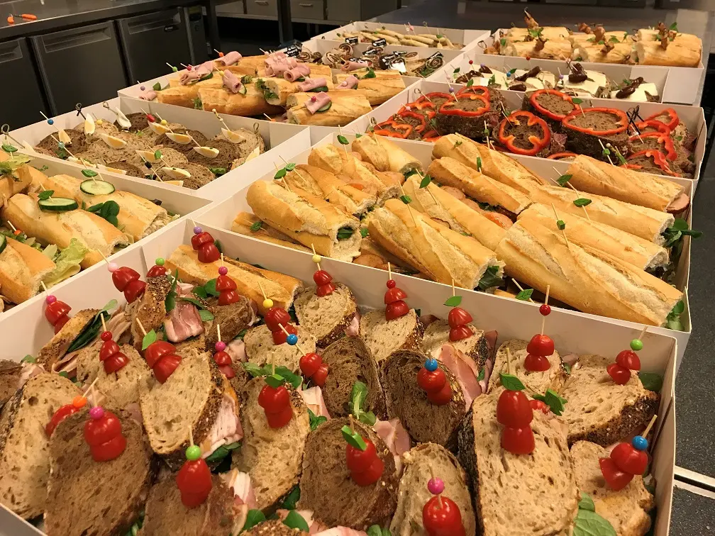 Diverse broodjes voor de lunch van slagerij Van Guilik
