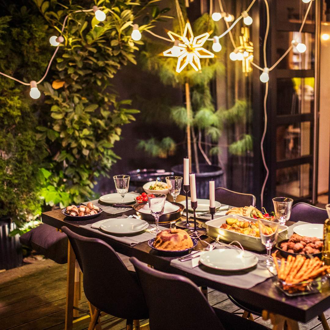 warme kersthapjes op gezellige kersttafel