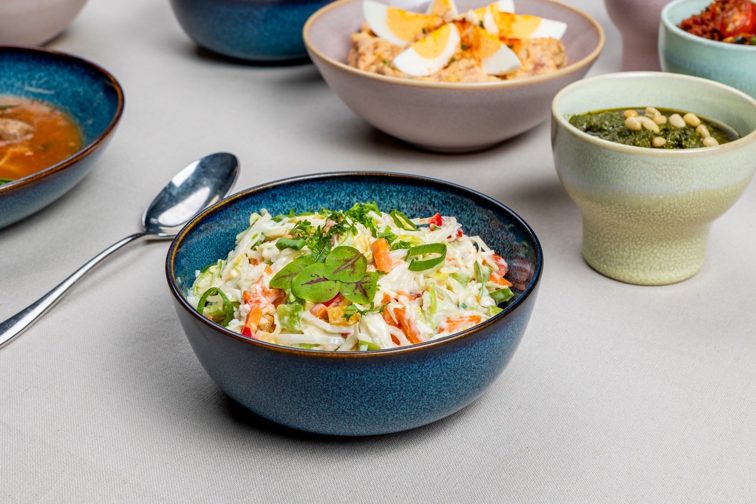 Saladebuffet met broden en soepen