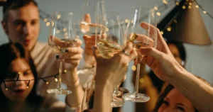 geheven glazen in een toost