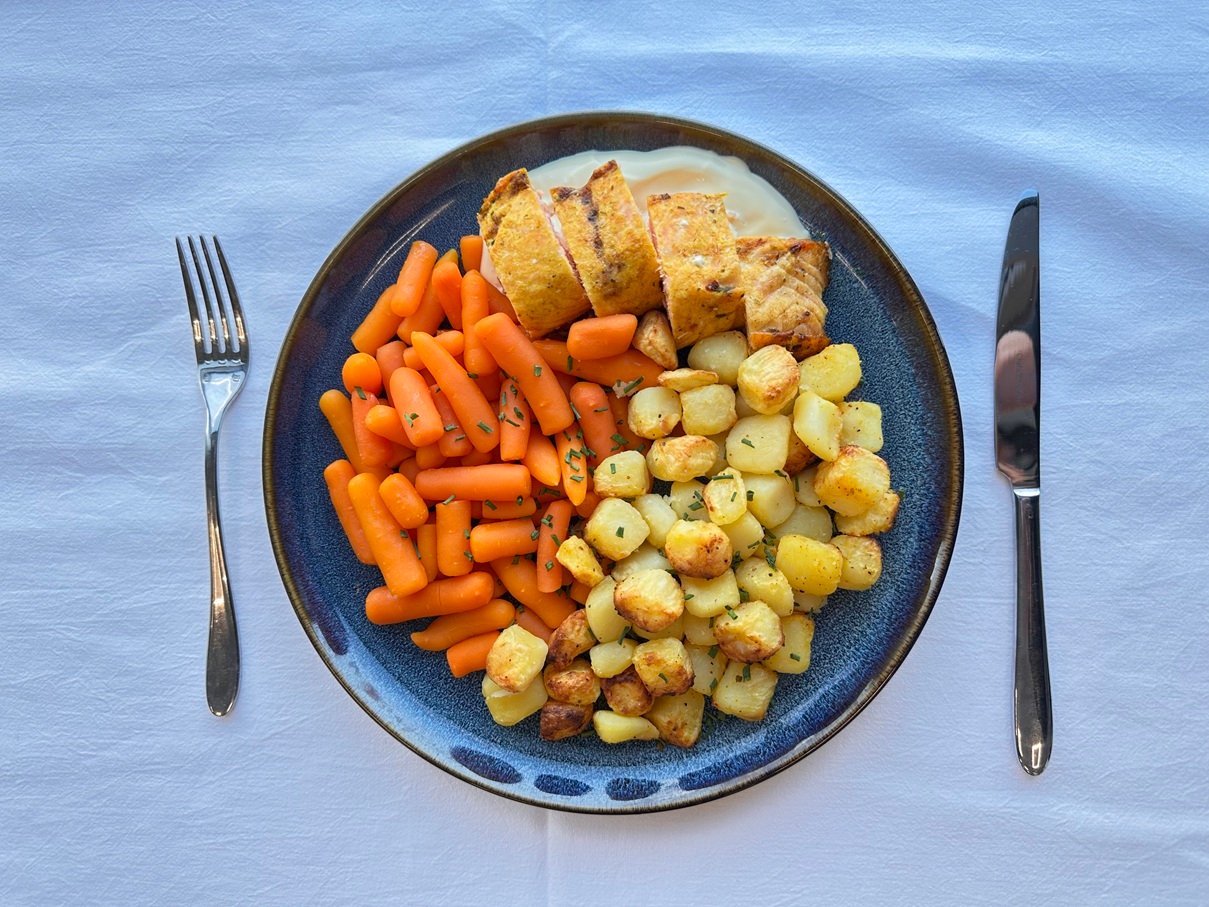 Zalm met hollandaise saus, krieltjes en worteltjes