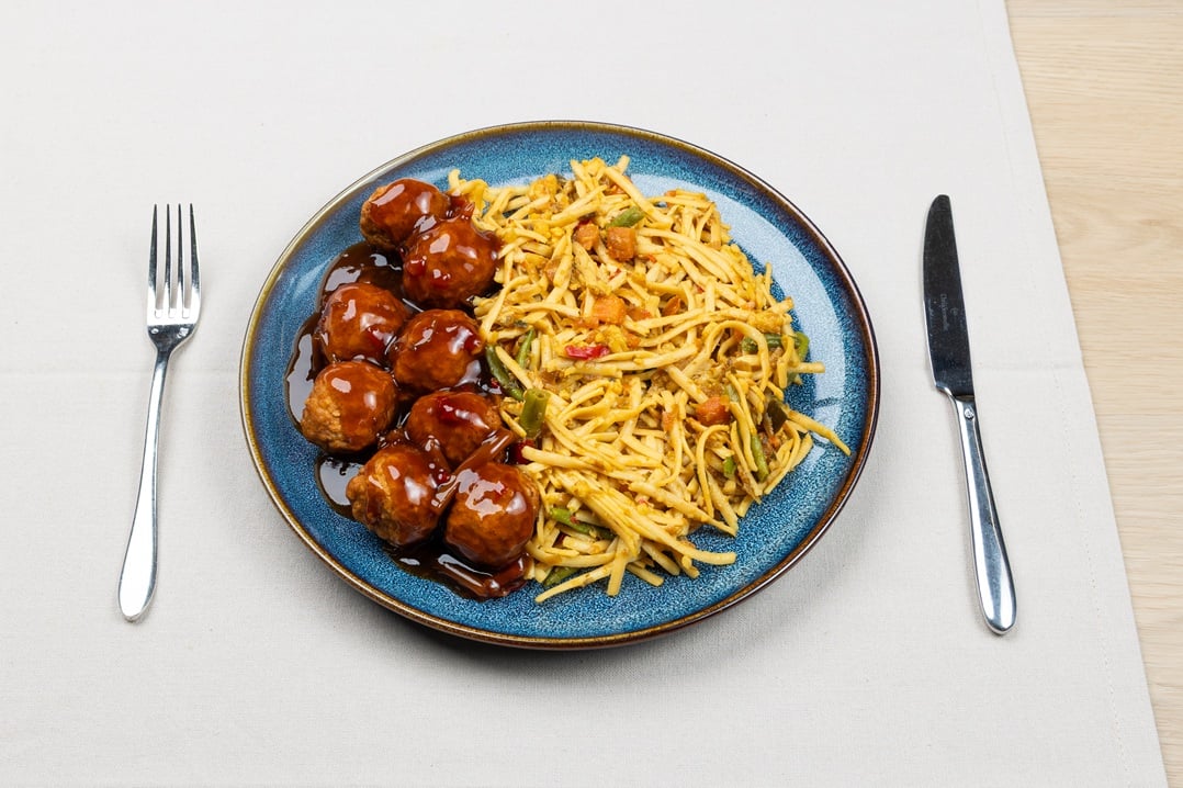 Bami-kip schotel met gehaktballetjes