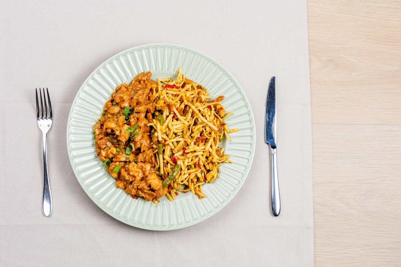 Bami-kip schotel met kipsate