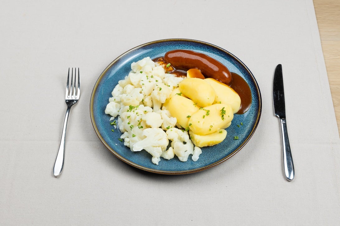 Bloemkool, gekookte aardappel en saucijs