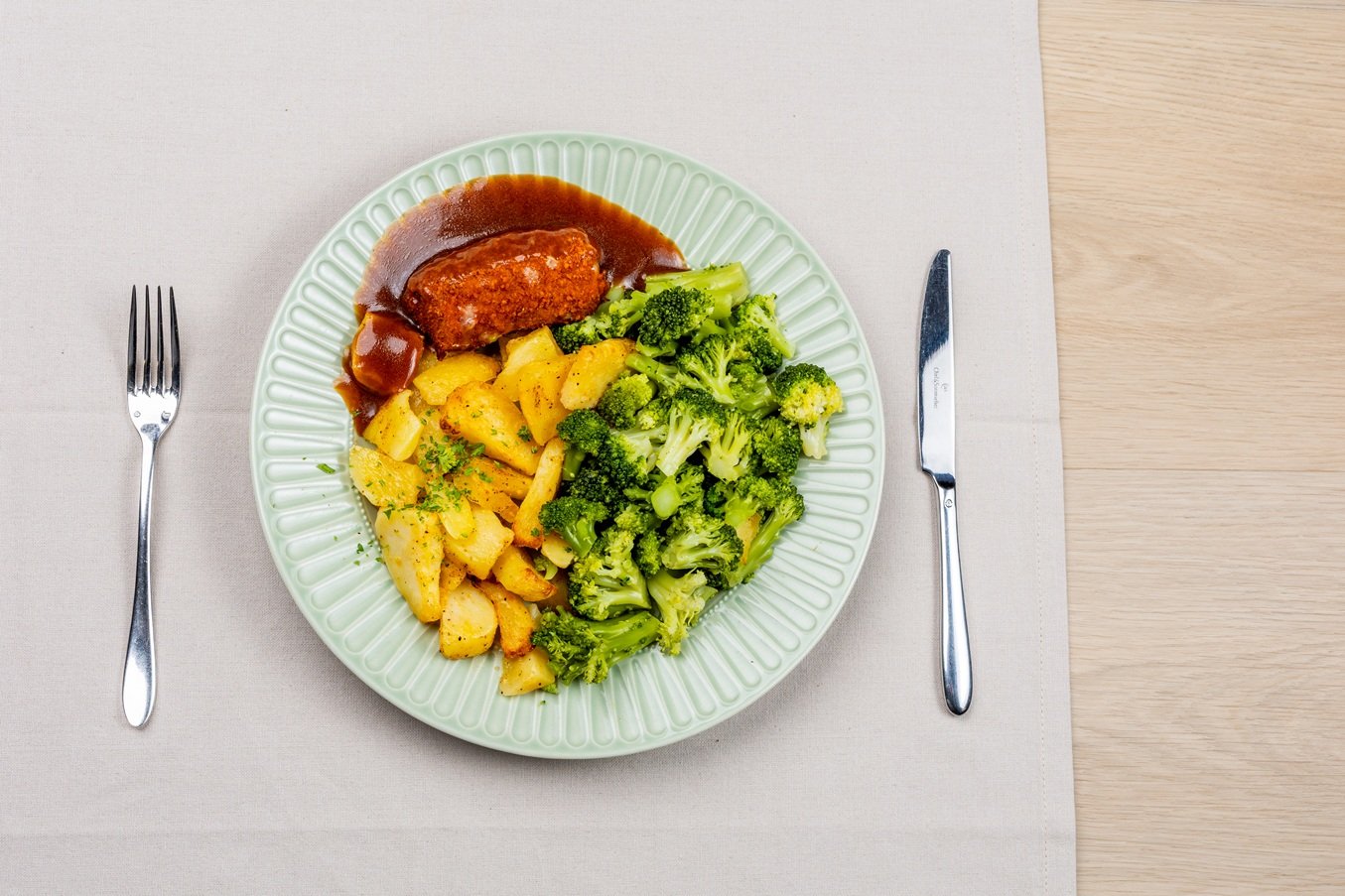 Broccoli, geb. aardappels en boomstam