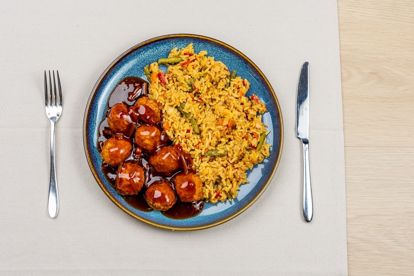 Nasi-kip schotel met gehaktballetjes