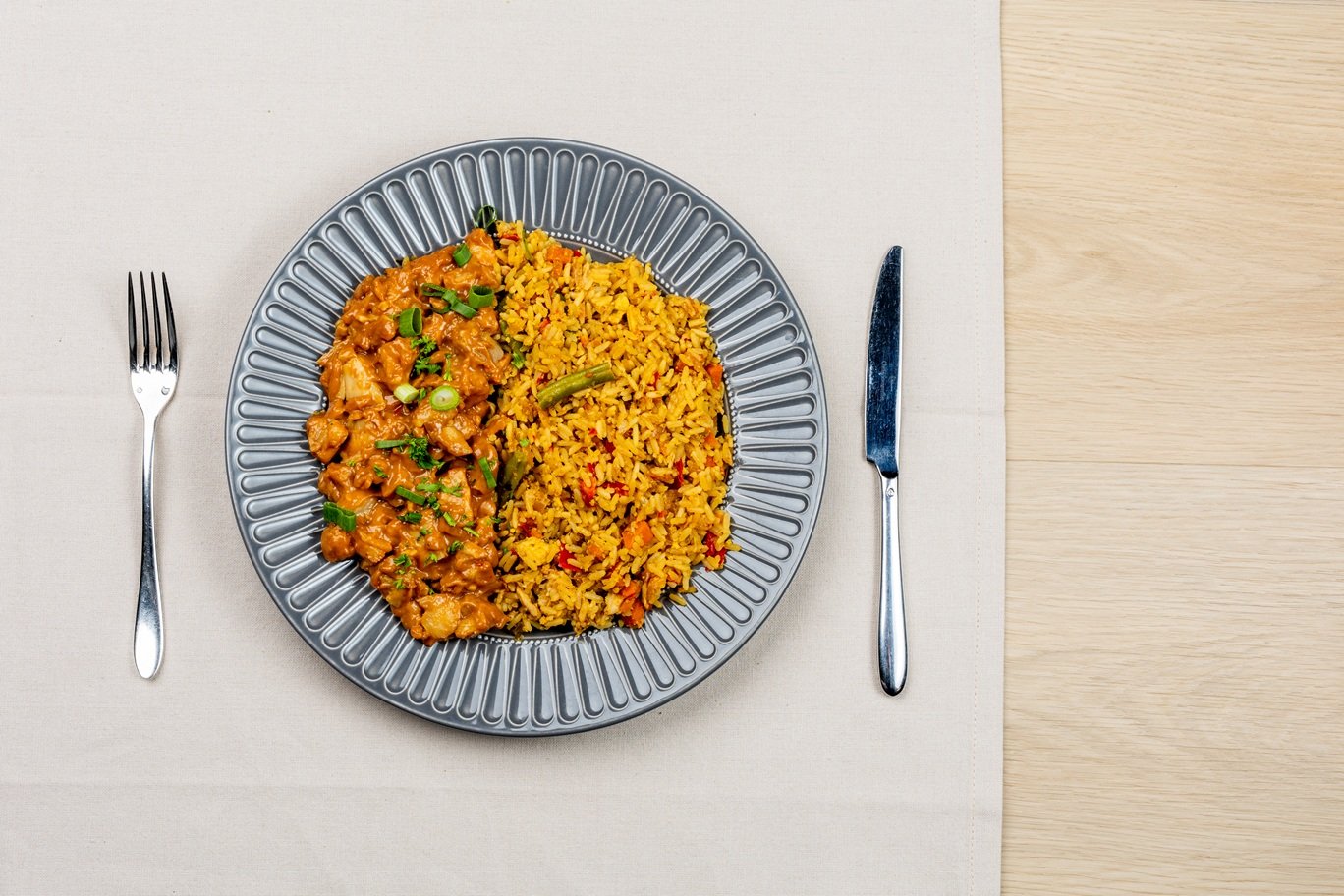 Nasi-kip schotel met kipsate