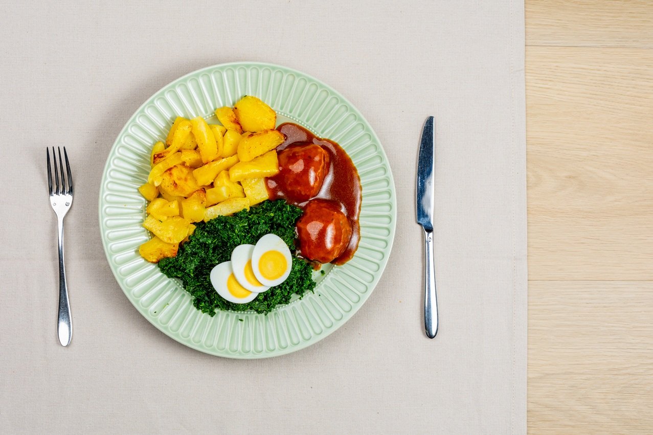 Spinazie, geb. aardappel en gehaktbal