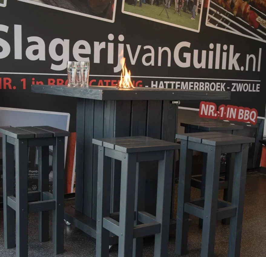 houten statafel met sierbrander in midden