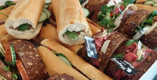 Diverse broodjes opgestapeld slagerij van Guilik