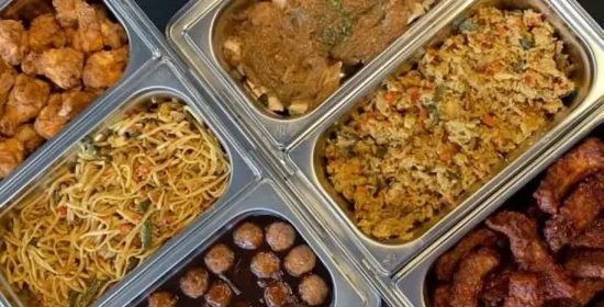 verschillende buffetten in warmhoudbakken van van Guilik